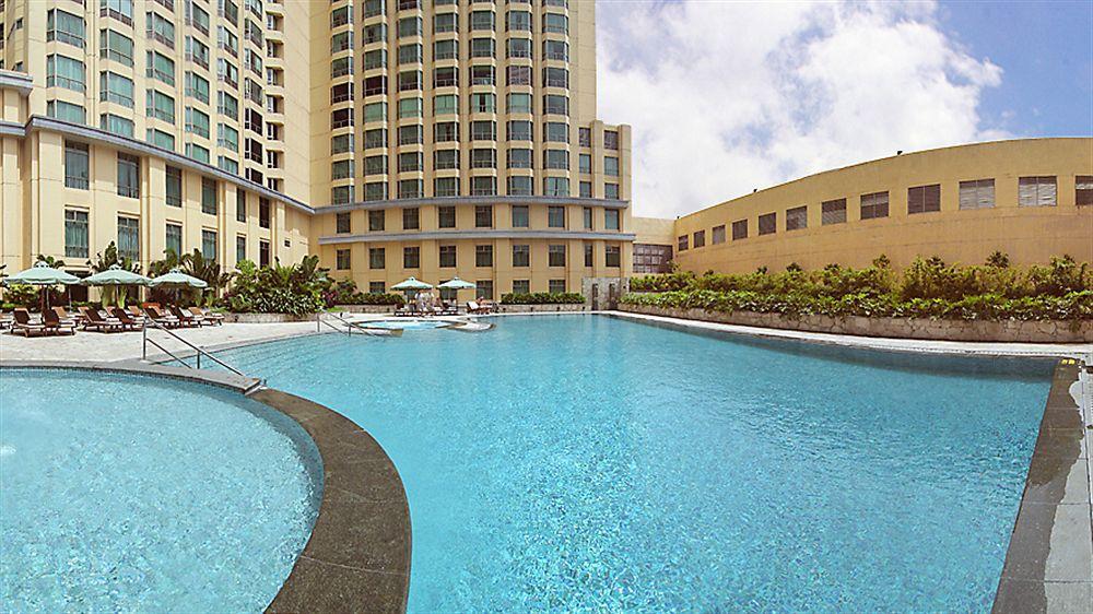 马尼拉新海岸酒店 外观 照片 The swimming pool at the Shangri-La Hotel, Kuala Lumpur