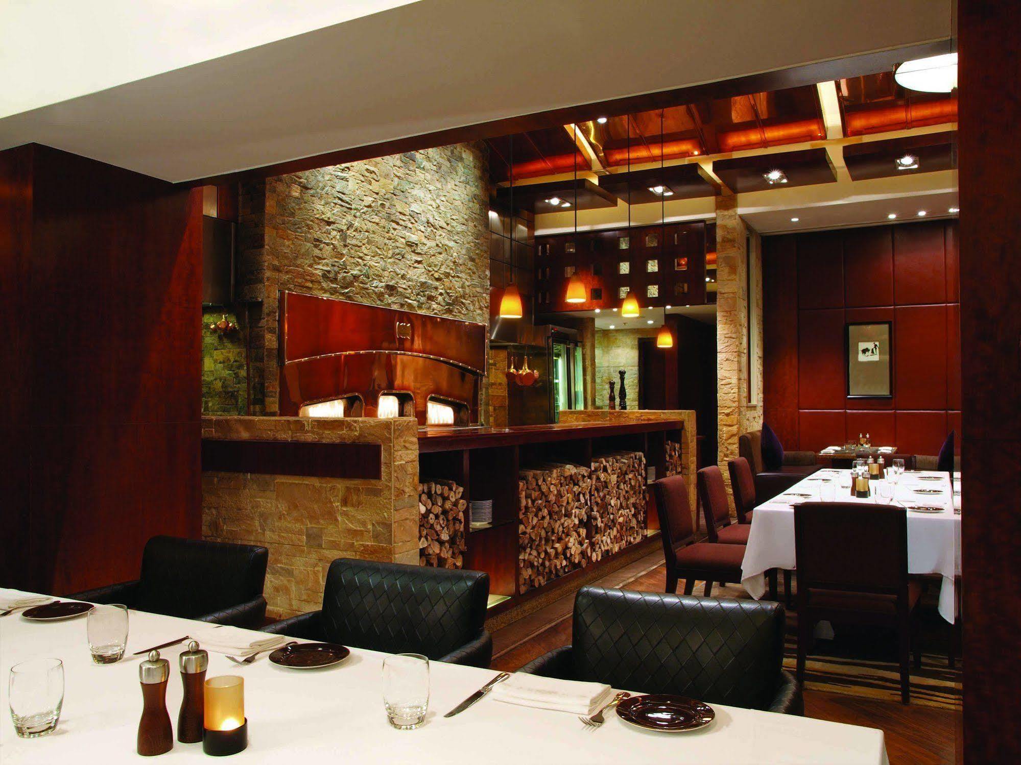 马尼拉新海岸酒店 餐厅 照片 Interior of a PF. Chang's restaurant